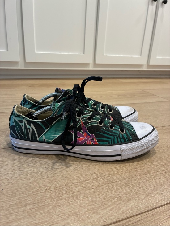 Converse Shoes - Converse Black Low Top Jungle Safari Leaf Print Sneaker Size Men’s 7/Women’s 9